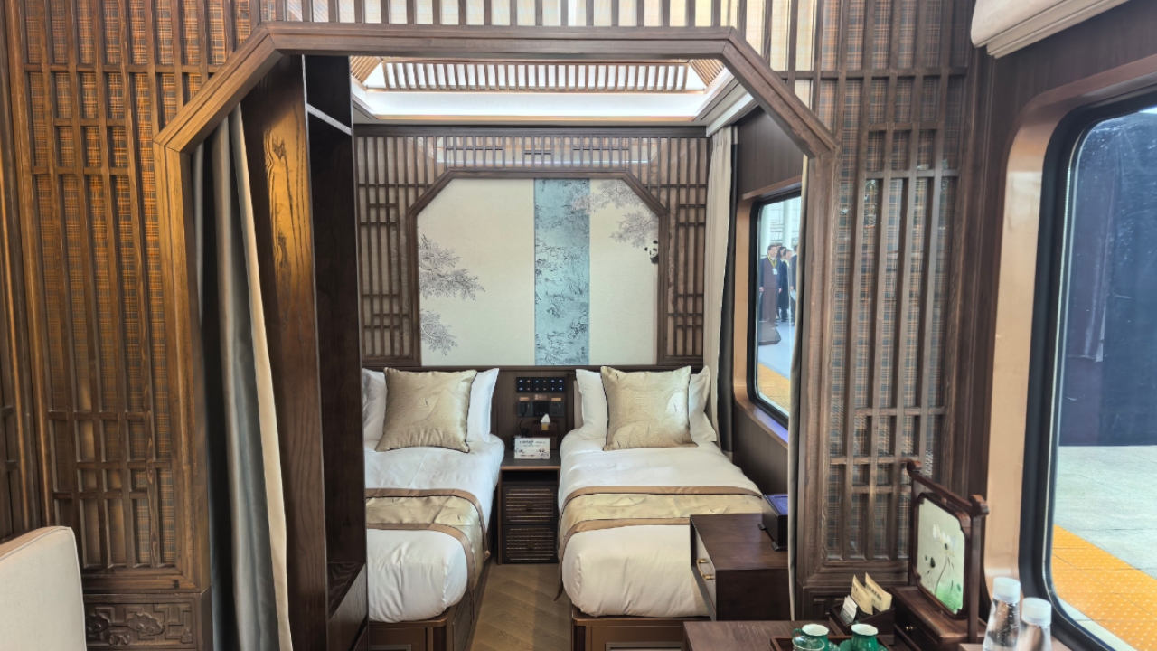 Panda-Train-Splendid-Tianfu.jpg Panda-Train-Splendid-Tianfu.jpg